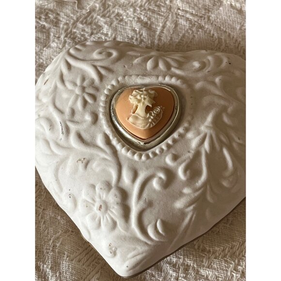 Heart Porcelain Trinket Box Weimar Porzellan Gold Accents & Victorian Cameo - Picture 9 of 14